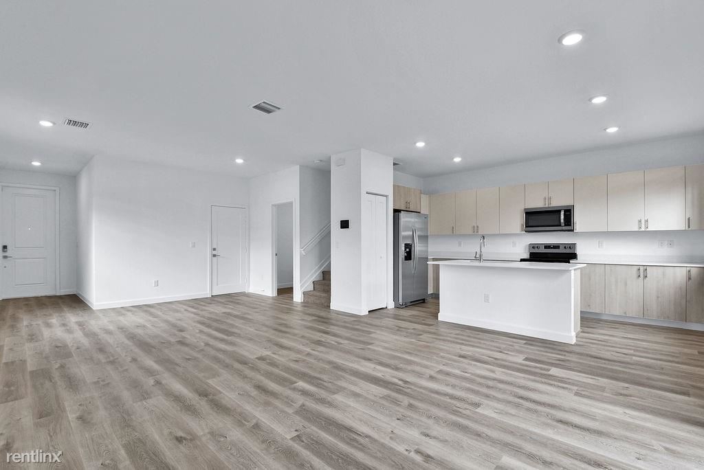 Primary Photo - 4 br, 2.5 bath Townhome - 700 Del Vista Rd