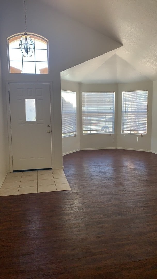 Building Photo - 3 bed 2 bath with POOL, just in time for S...