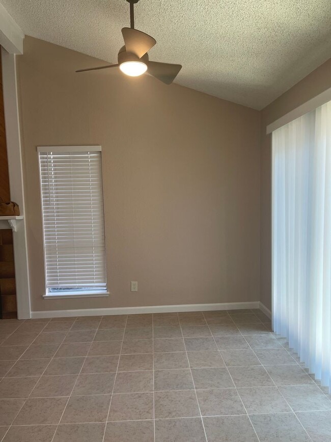 Building Photo - Beautiful Condo!