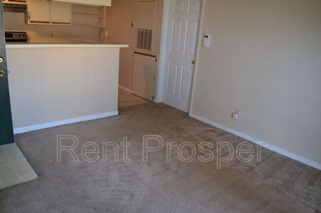 Foto del edificio - 5501 Rosebriar Way