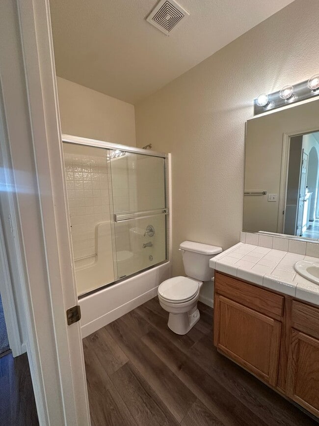 Building Photo - Charming Chichester Home