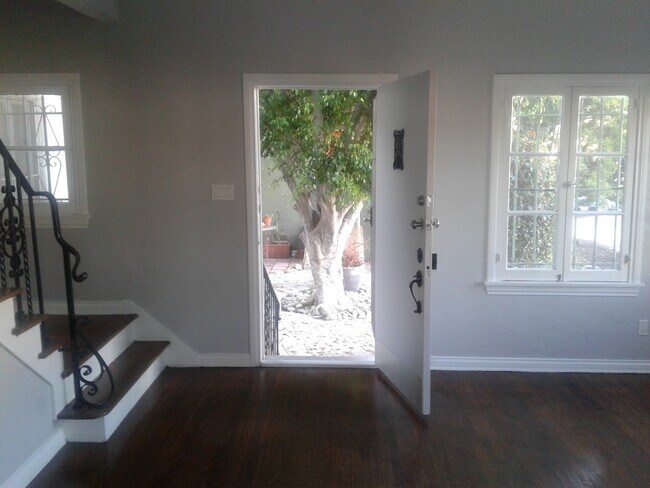 Living room - 857 N Alexandria Ave