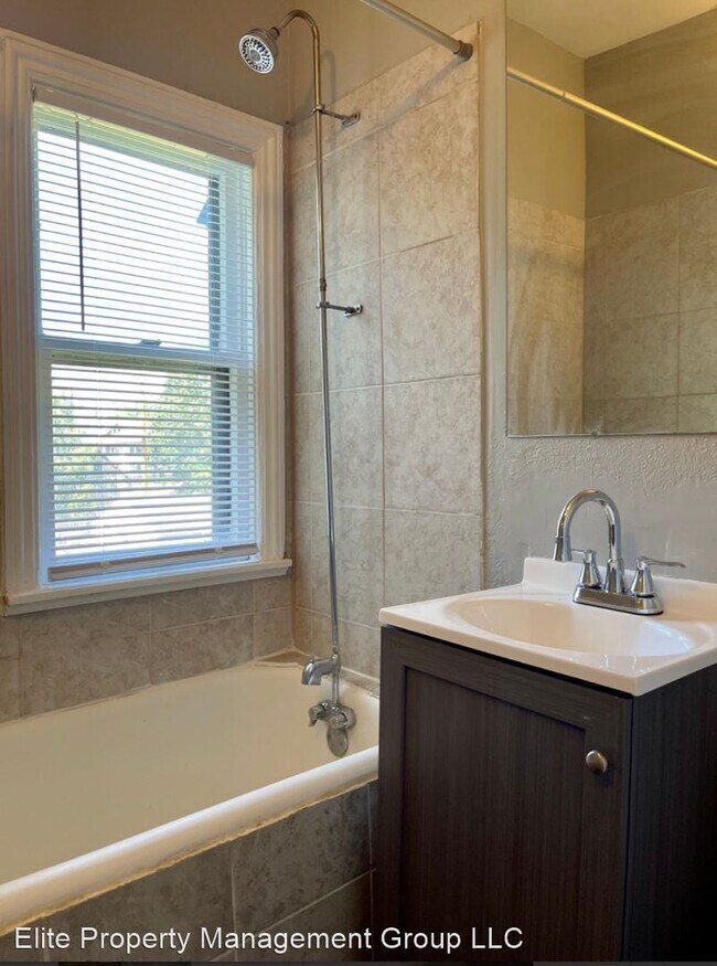Building Photo - 5 br, 1.5 bath House - 1021 Hudson Road #2
