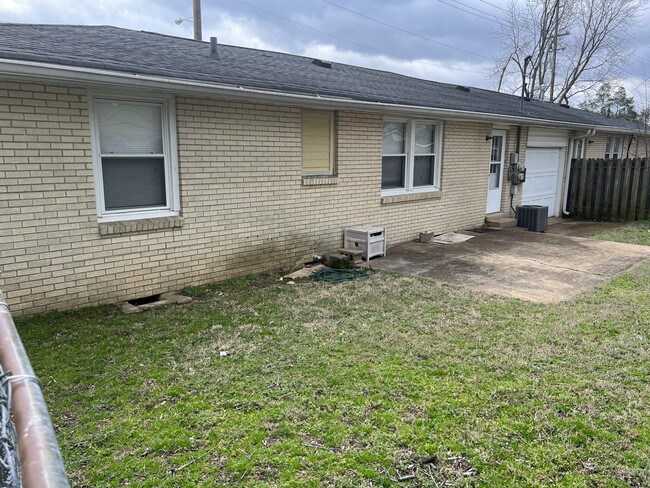 Building Photo - 2819 Eastland Ave
