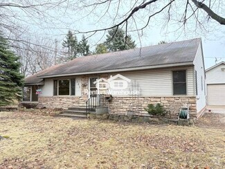 Building Photo - 132 Elm St S