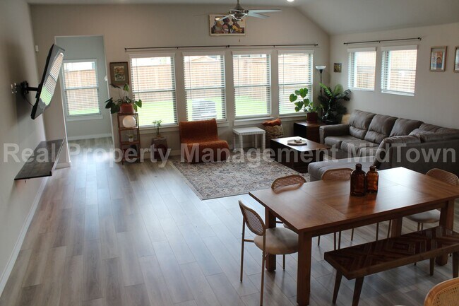 Foto del edificio - Modern 3-Bedroom Home in Prime Forney Loca...