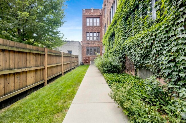 Building Photo - 1471 W Carmen Ave