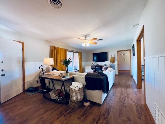 Building Photo - PRE-LEASING FOR SUMMER: Check out this Mod...
