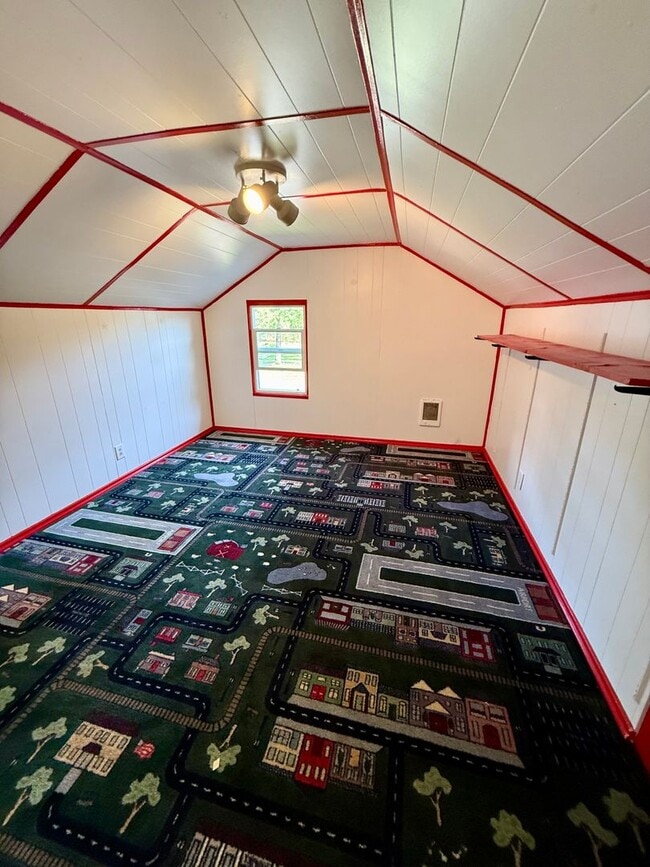 Building Photo - 3 bed 1 one bath house with yard