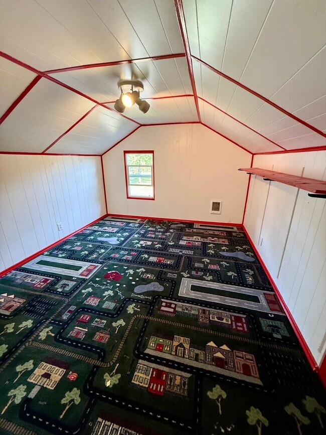 Foto del edificio - 3 bed 1 one bath house with yard