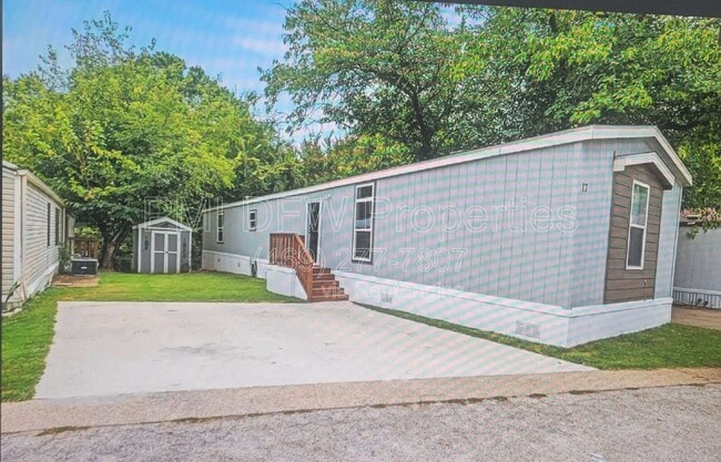 Building Photo - 1240 N Cowan Ave