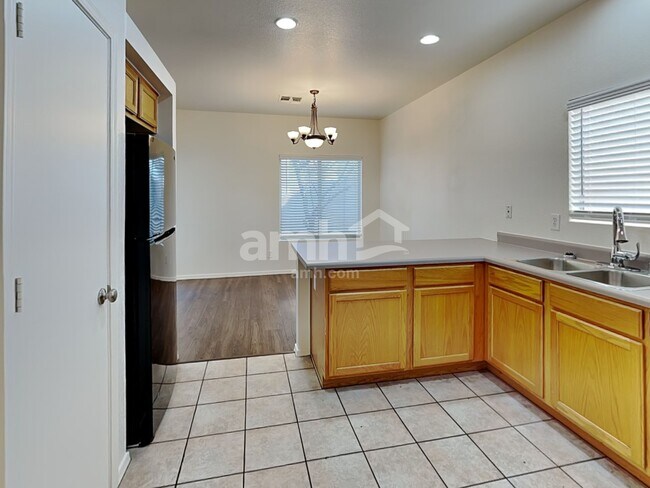 Building Photo - 1750 W Union Hills Dr