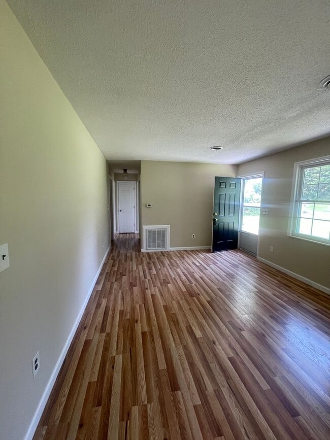 Building Photo - Great Location to Local Amenities