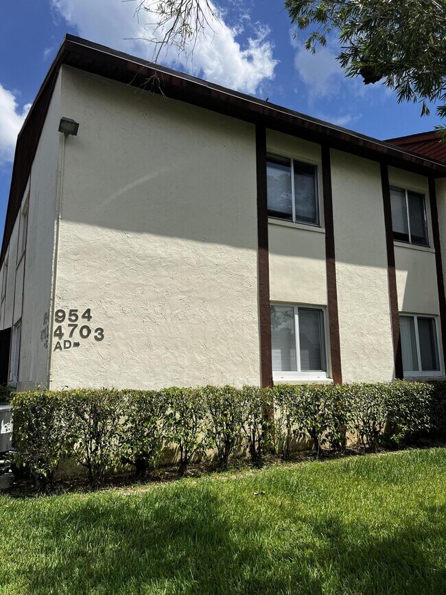 Foto del edificio - 4703 Sable Pine Cir