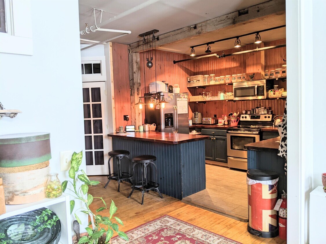 443 Railroad St Unit 5, Saint Johnsbury, VT 05819 Apartment for Rent in Saint Johnsbury, VT