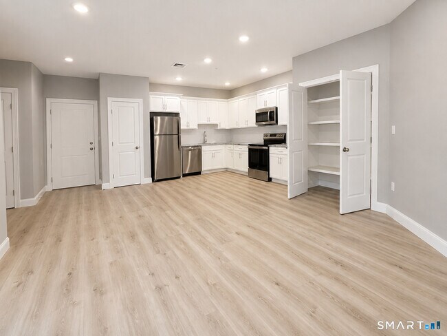 Foto del edificio - 301 Bridgeport Ave