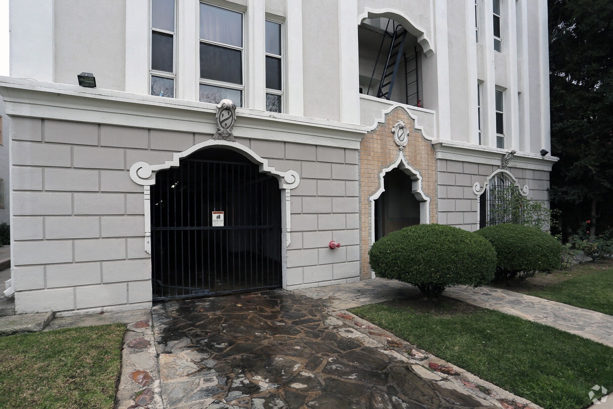 Building Photo - 152 S Sycamore Ave