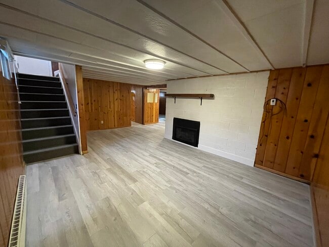 Building Photo - 1214 9th St W