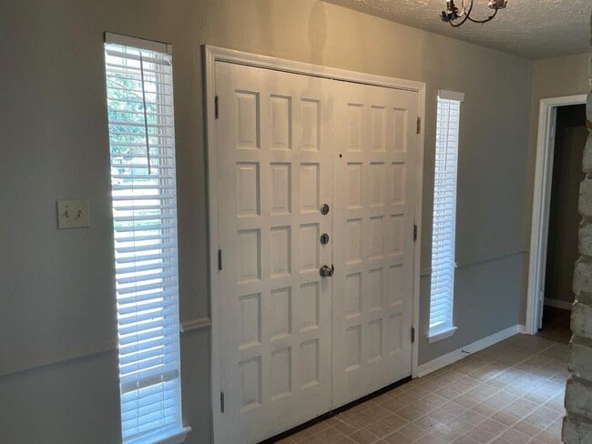 Building Photo - 12110 Pine Knoll Dr
