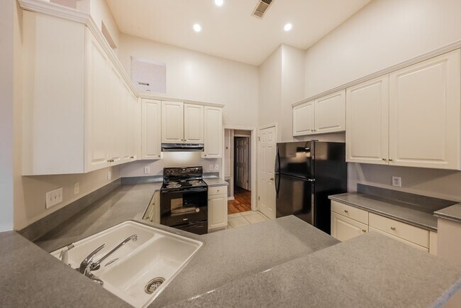 Foto del edificio - Beautiful 3 Bedroom with Attached Car Garage!