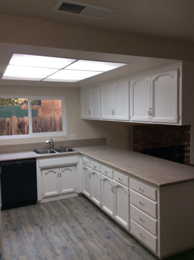 Foto del edificio - STOP BY, PEEK THROUGH THE WINDOWS AND EXPLORE THE AREA!