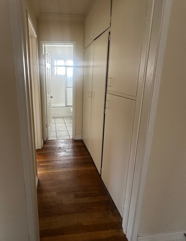 Pasillo - 5853 Virginia Ave