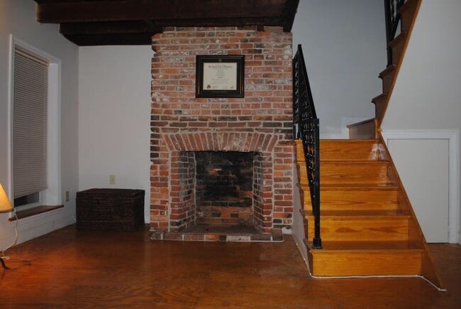 Building Photo - 316 S Eden St