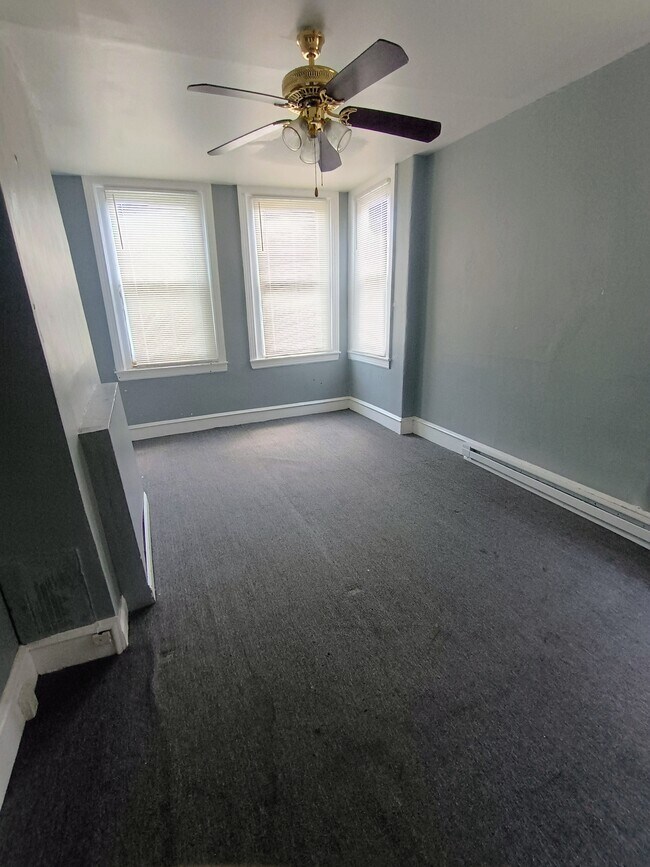 Dormitorio trasero - 2338 W Hagert St