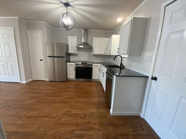 Foto del edificio - Welcome to Ravenwood Drive!