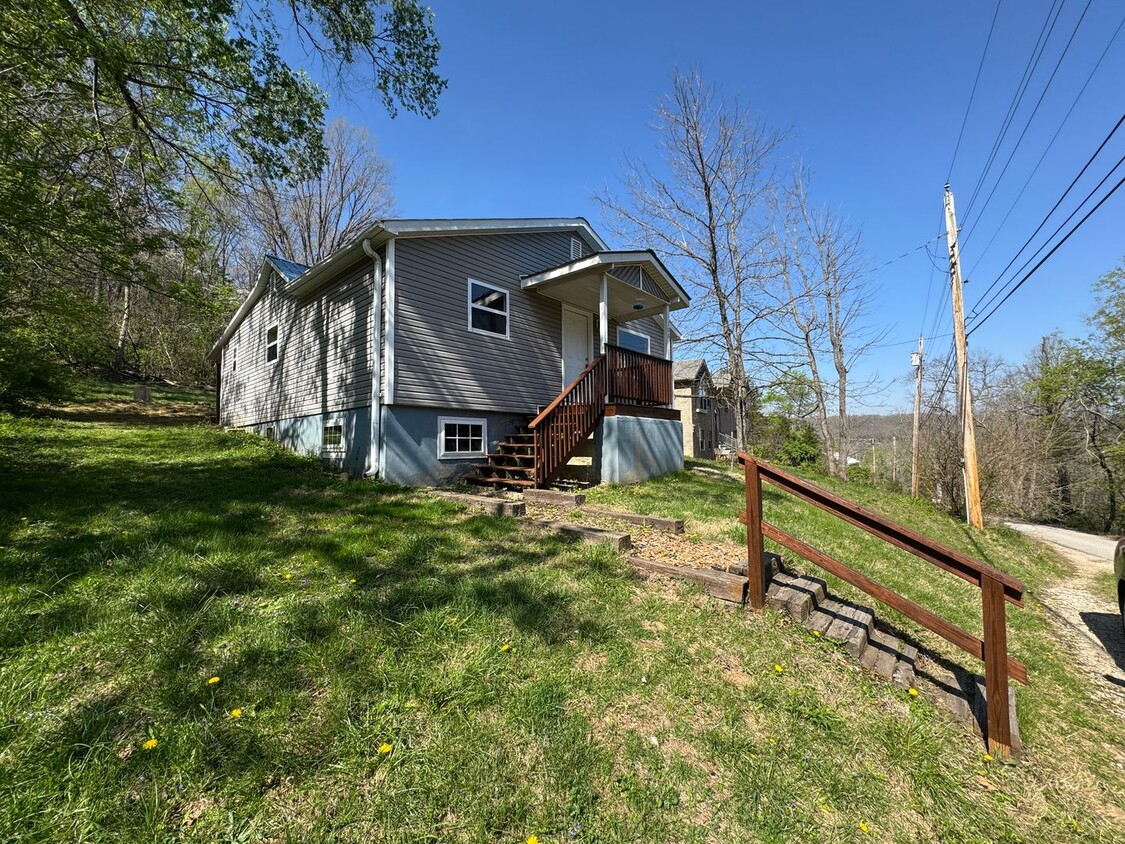 Foto principal - Cozy 2 Bedroom 1 Bathroom Home Nestled in ...
