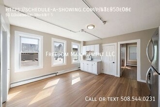 Building Photo - 50 1/2 Common St