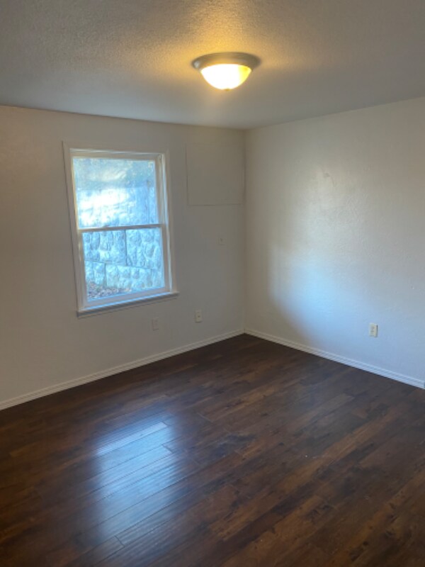 Building Photo - 1112 Hidden Valley Dr