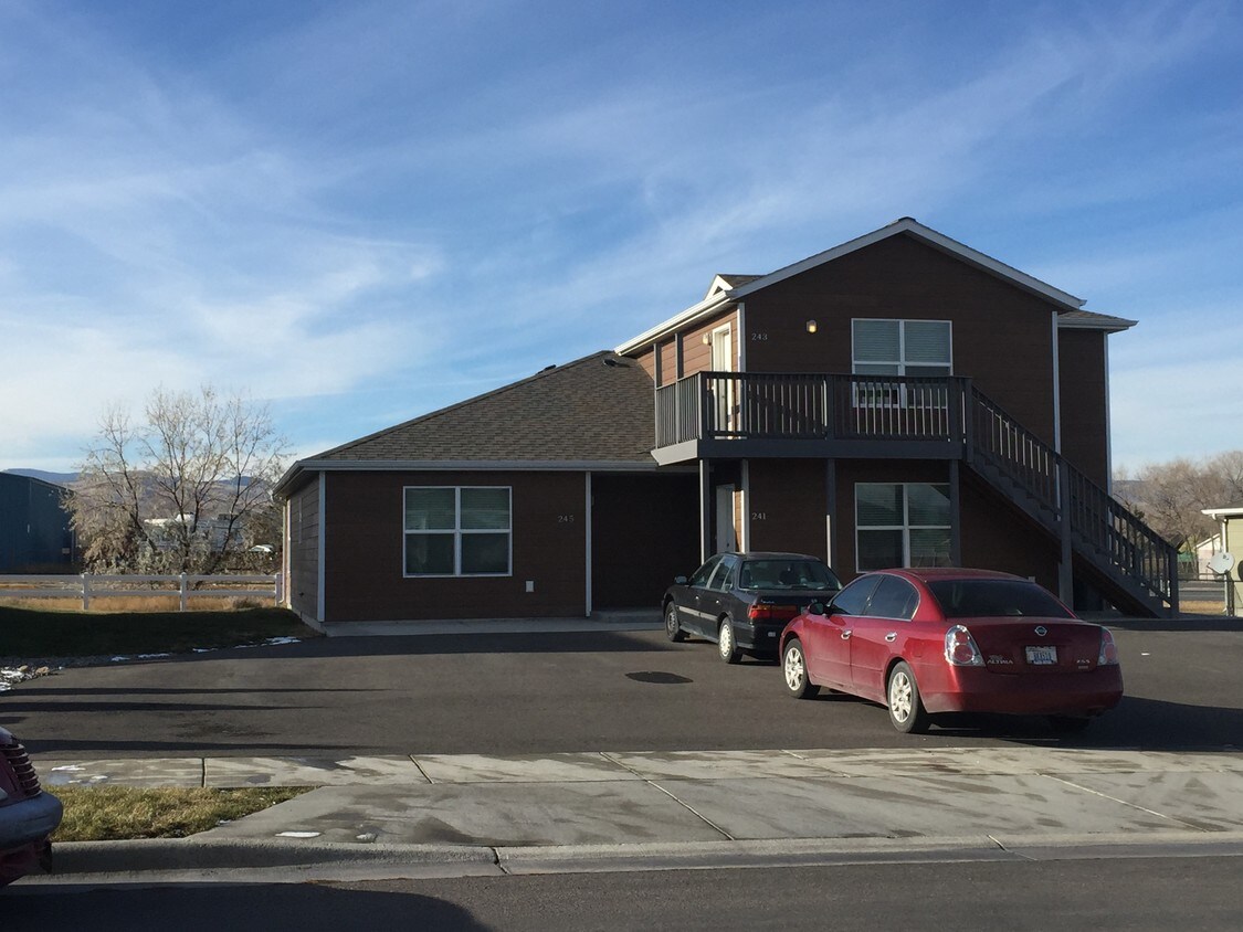 Nice Newer large 2 bed 1 bath apartment - 243 Northgate Loop