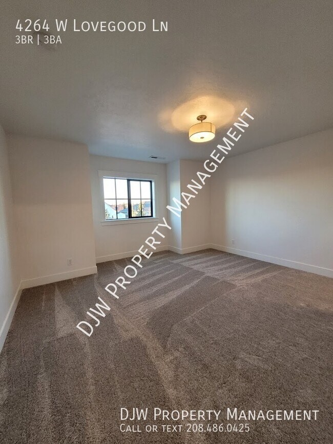 Building Photo - Remarkable Townhome Located in SpurWing He...