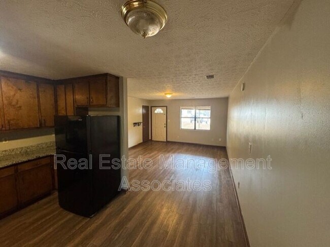 Foto del edificio - 295 Wood Rd