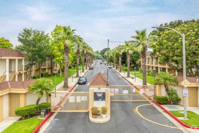 Cerrado con caseta de vigilancia - Hillcrest Village Senior Living
