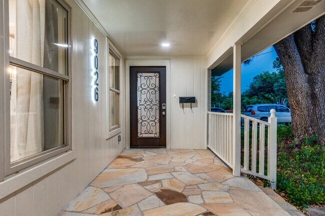 Foto del edificio - 9026 Livenshire Dr