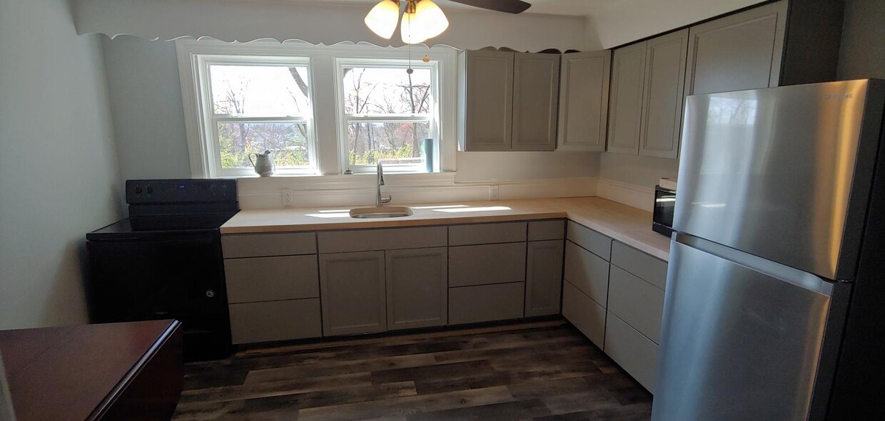 Building Photo - 2153 Memorial Ct