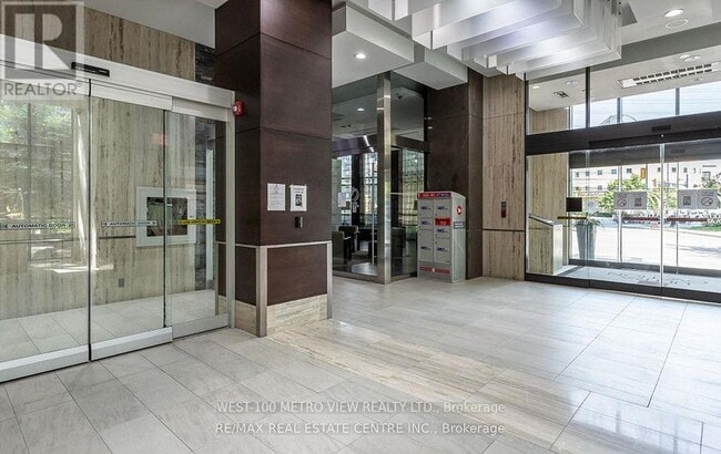 Photo du bâtiment - 330 Burnhamthorpe Rd W