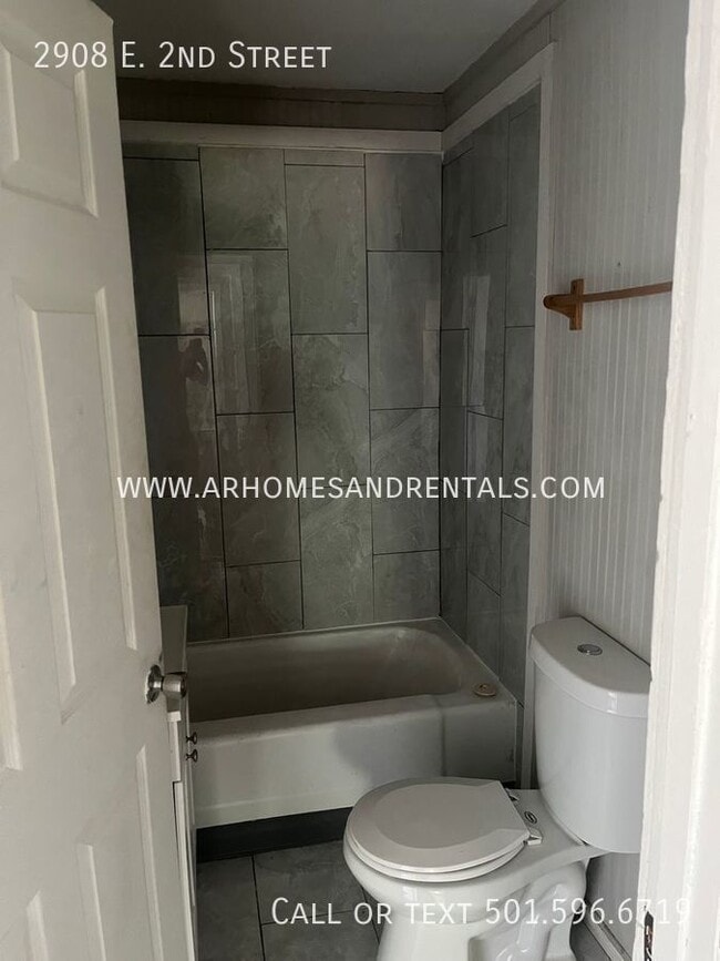 Building Photo - 2908 E 2nd St