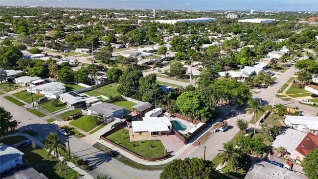 Building Photo - 4161 NE 15th Terrace