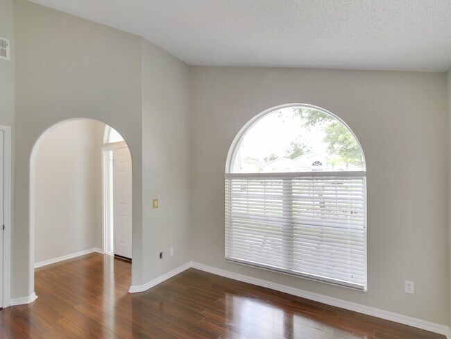 Foto del edificio - 16329 Coopers Hawk Ave