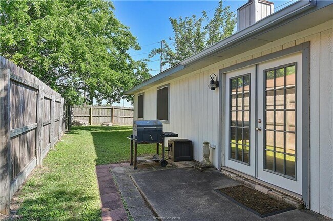 Building Photo - 1100 Buttercup Cir