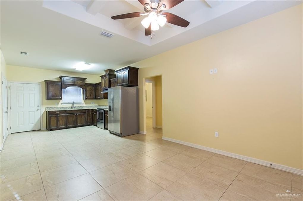 Kitchen Living - 2511 E Franklin Ave