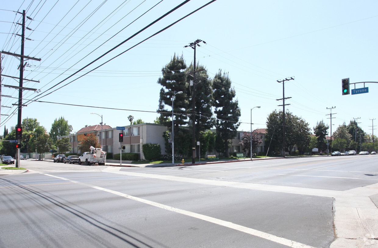 Building Photo - Burbank Oaks Apartments