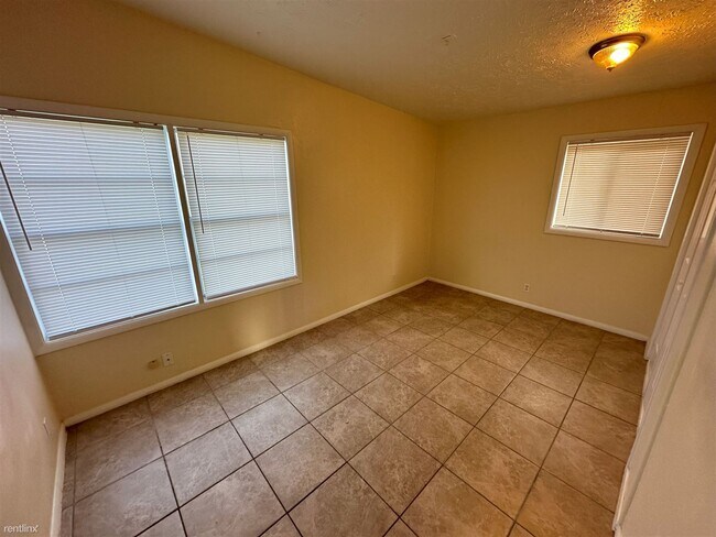 Building Photo - 2 br, 1 bath Duplex - 3419 Holick Ln 3419 ...