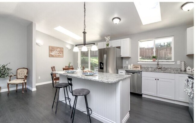 Building Photo - Beautiful 3+ bedroom home in Rainier Meadows Puyallup!!