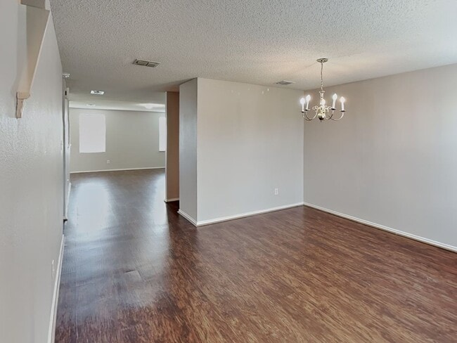 Foto del edificio - READY NOW! COME CHECK IT OUT!
