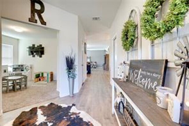 Building Photo - Open floor plan with custom upgrades, 4 be...