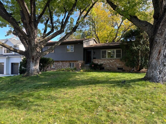 Foto del edificio - Beautiful 4-Bedroom, 2-Bathroom Home in Ed...